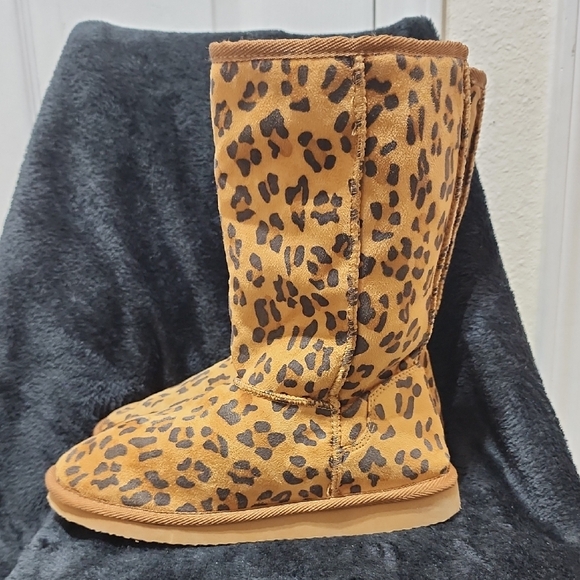 Leopard Print Women's Boots - Picture 5 of 8